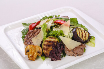 Salad with grilled beef and vegetables