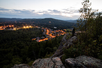 Fototapeta premium vue d'un village dans une vallée montagneuse en été lors de la fin d'un coucher de soleil