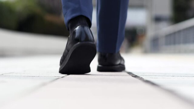 歩道を歩く日本人ビジネスマンの足元