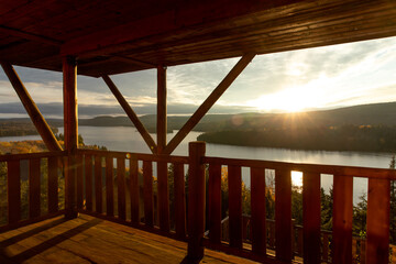 Coucher de soleil chaleureux avec un lac avec des iles montagneuses vue d'un balcon