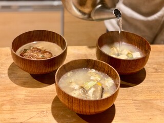フリーズドライの味噌汁にやかんからお湯を注ぎ終えるシーン