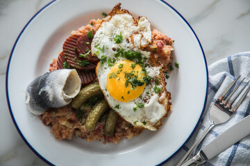 Norddeutscher Hamburger Labskaus mit Rindfleisch Corned Beef, Rote Beete, Kartoffeln, Saure Gurken,...