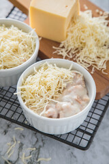 Typisches DDR Würzfleisch Ragout Fin mit geriebenen Gouda Käse in Auflaufform Schale auf...