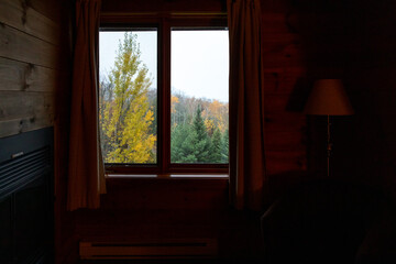 vue d'une fenêtre dans une pièce très sombre en automne