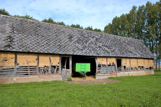 Toiture fibrociment sur vieux batiment agricole. Diagnostic amiante dans une exploitation agricole