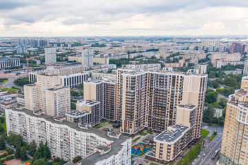 Naklejka premium Panoramic aerial view of the city with multi-storey residential buildings and highways.