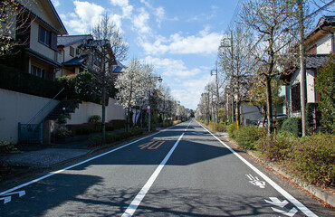青空へと続く真っ直ぐな道（東京都稲城市）｜遮るものが何も無い、緩やかな上り坂の光景に清々しさを感じます