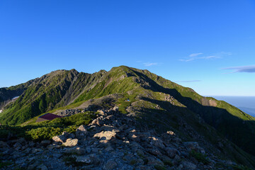 朝の間ノ岳と中白根山