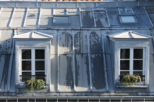 Vue de face de 2 fen&ecirc;tres et 2 lucarnes en toiture 