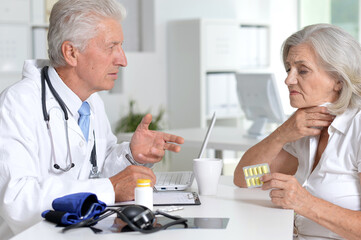 Obraz premium Senior doctor with a elderly patient