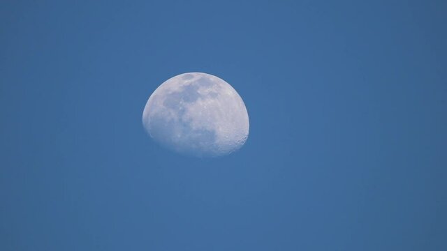 La luna di giorno nel cielo azzurro
