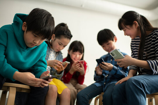 Children Obsessed with Smartphone
