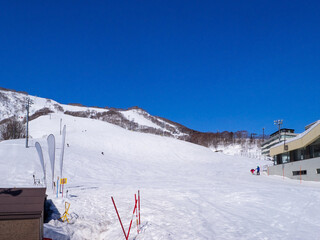 Fototapeta na wymiar Quiet ski resort on a clear day in early spring (Niseko Mt.Resort Grand Hirafu, Hokkaido, Japan)