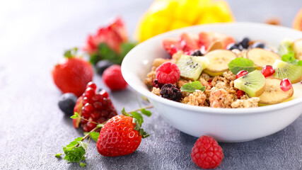 granola breakfast with fresh fruits