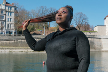Portrait de femme à l’extérieur 