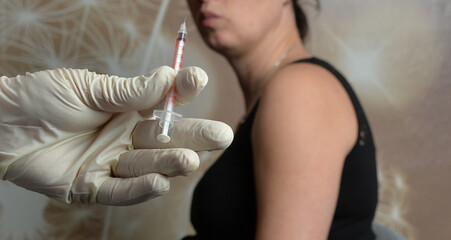 impfen gegen covid corona grippe spritze in oberam mann frau 