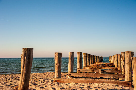 Verrotteter Bootssteg an der Ostseek&uuml;ste auf dem Dar&szlig; in Mecklenburg-Vorpommern