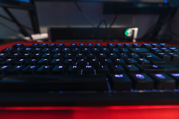 Teclado y raton de un escritorio con mantel rojo