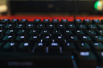 Teclado y raton de un escritorio con mantel rojo