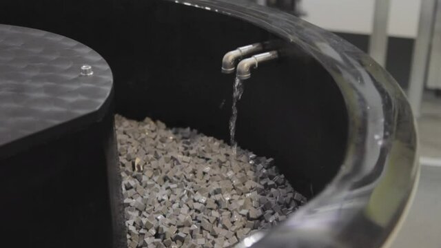 Vibrating Finishing Machine for Cleaning Parts in Factory