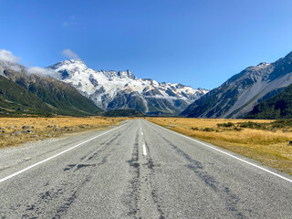 Fototapeta premium Gerade Straße vor Bergpanorama am Mount Cook, Canterbury, Neuseeland