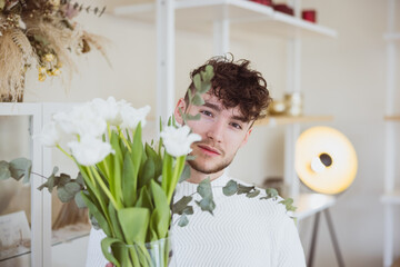 Junger Mann mit Tulpenstrauß