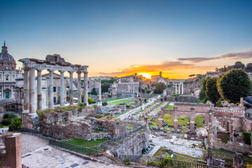 Fototapeta na wymiar Sonnenaufgang am Paltin - Forum Romanum