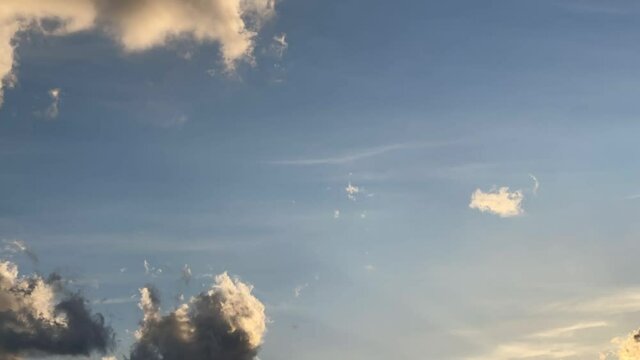 炎と煙のような激しい動きの雲の夜までのタイムラプス