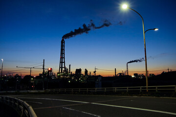 夜明け前の工場