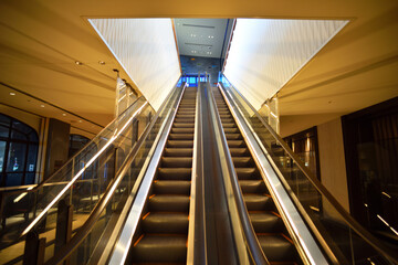 丸の内高層ビルのエスカレーター