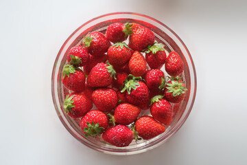 綺麗に水洗いするイチゴ