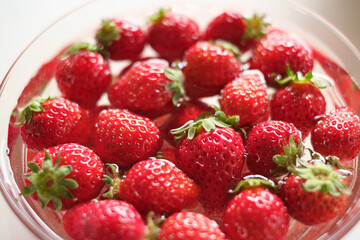 水に浸した美味しそうなイチゴ