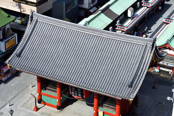 見事なアーチを描く雷門の屋根瓦