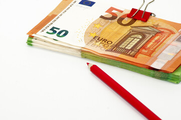 Euro Geldscheine und Rotstift auf wei&szlig;em Hintergrund