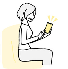 スマホを操作しているシニア女性