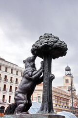 Naklejka premium Statue of the Bear and the Strawberry Tree at Puerta del Sol in Madrid, Spain