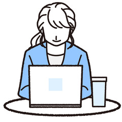 ノートパソコンに向かって仕事をしている女性
