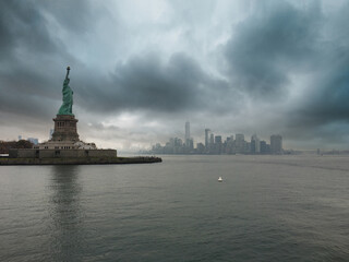 La libertad ilumina el mundo con la isla de Manhattan de fondo