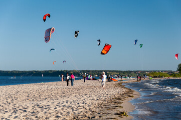 Kitesurfing nad Morzem Bałtyckim, Rewa - obrazy, fototapety, plakaty