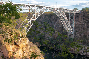 Ponte de metal engenharia rochas do cânions do rio 