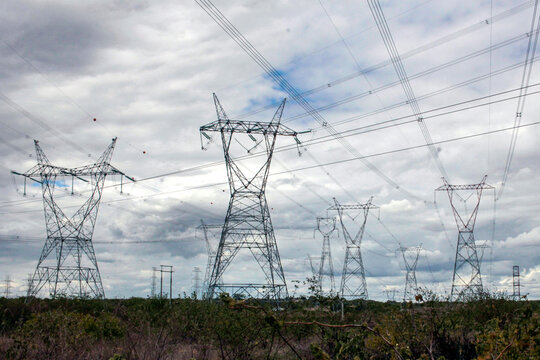 Torre de transmiss&atilde;o de energia el&eacute;trica no campo