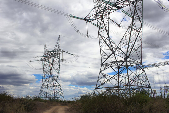 Torre de transmiss&atilde;o de energia el&eacute;trica no campo
