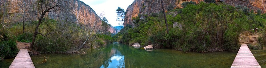 Fototapeta premium Sendero Chulilla, puentes colgantes
