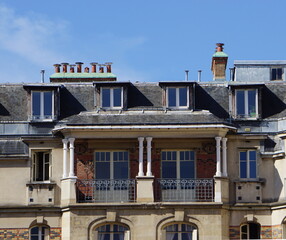 Obraz premium Balcon avec colonnes - immeuble ancien Paris