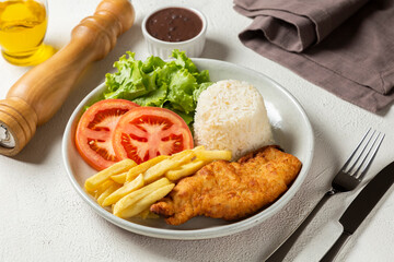 Executive dish with breaded fillet, rice, beans and salad.