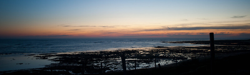 Marée recouvrant une écluse en fin de journée