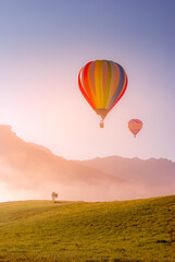 Fototapeta na wymiar duo de montgolfière levée de soleil