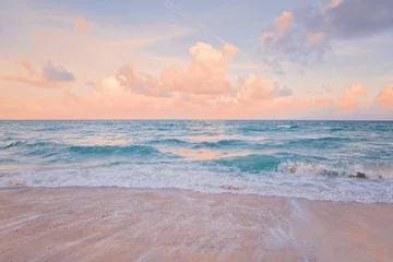 Zelfklevend Fotobehang Zee oceaan strand zonsondergang zonsopgang landschap buiten. Watergolf met wit schuim. Mooie zonsondergang luchtige rode hemel met wolken. Natuurlijke aquatische blauw roze turquoise aquamarijn kleurrijke achtergrond. © anoushkatoronto