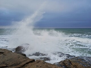 Fototapeta na wymiar waves crashes into stone