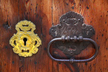 Antiker Türklopfer und Ornament Schlüsselloch  - 423018140